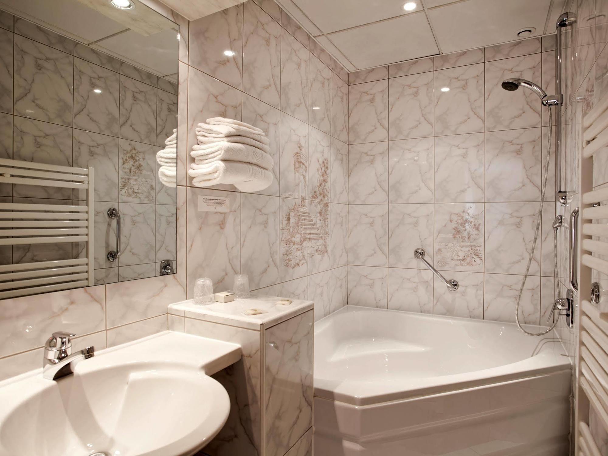 מונטיני-לה-רואה Logis Hotel & Restaurant Arcombelle מראה חיצוני תמונה