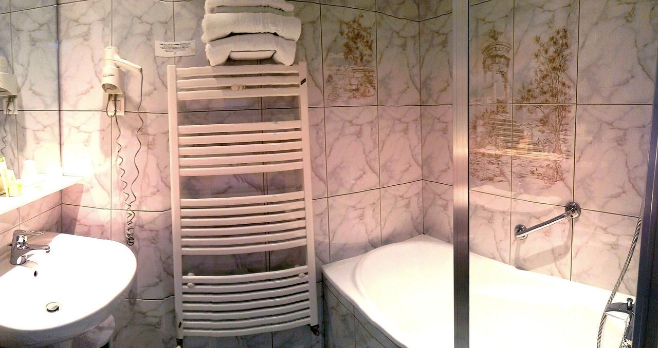 מונטיני-לה-רואה Logis Hotel & Restaurant Arcombelle מראה חיצוני תמונה