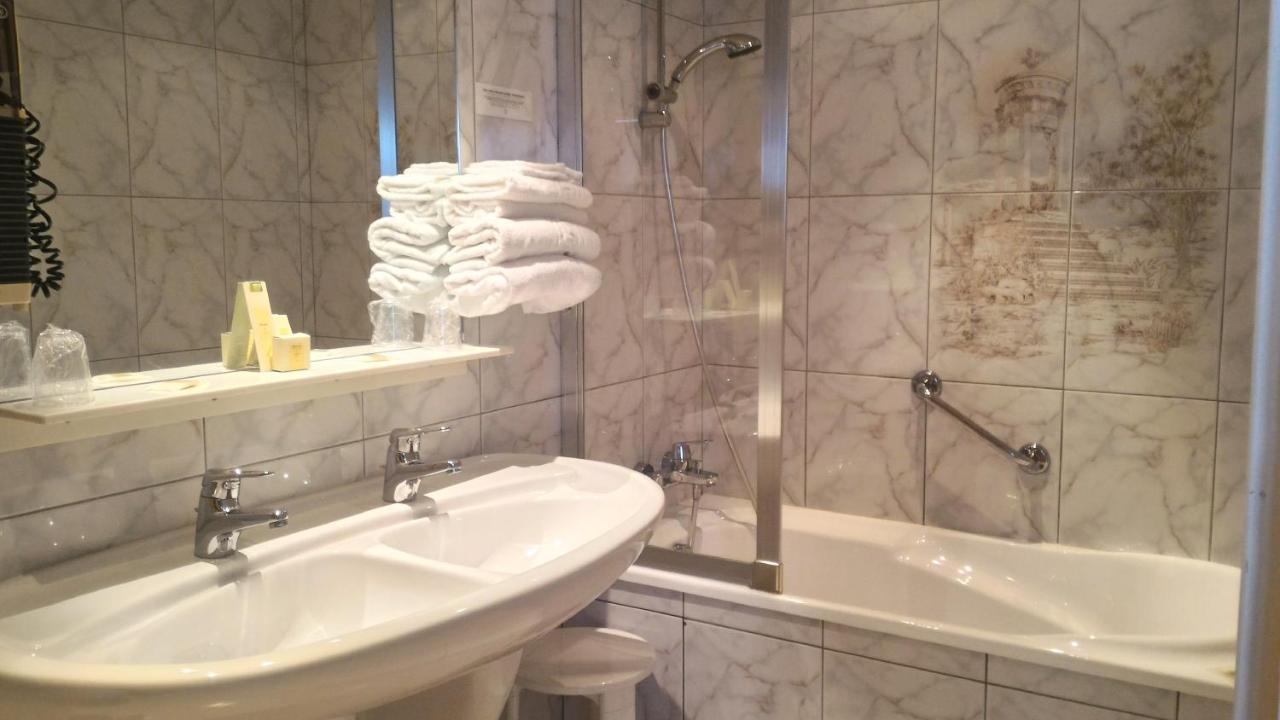 מונטיני-לה-רואה Logis Hotel & Restaurant Arcombelle מראה חיצוני תמונה